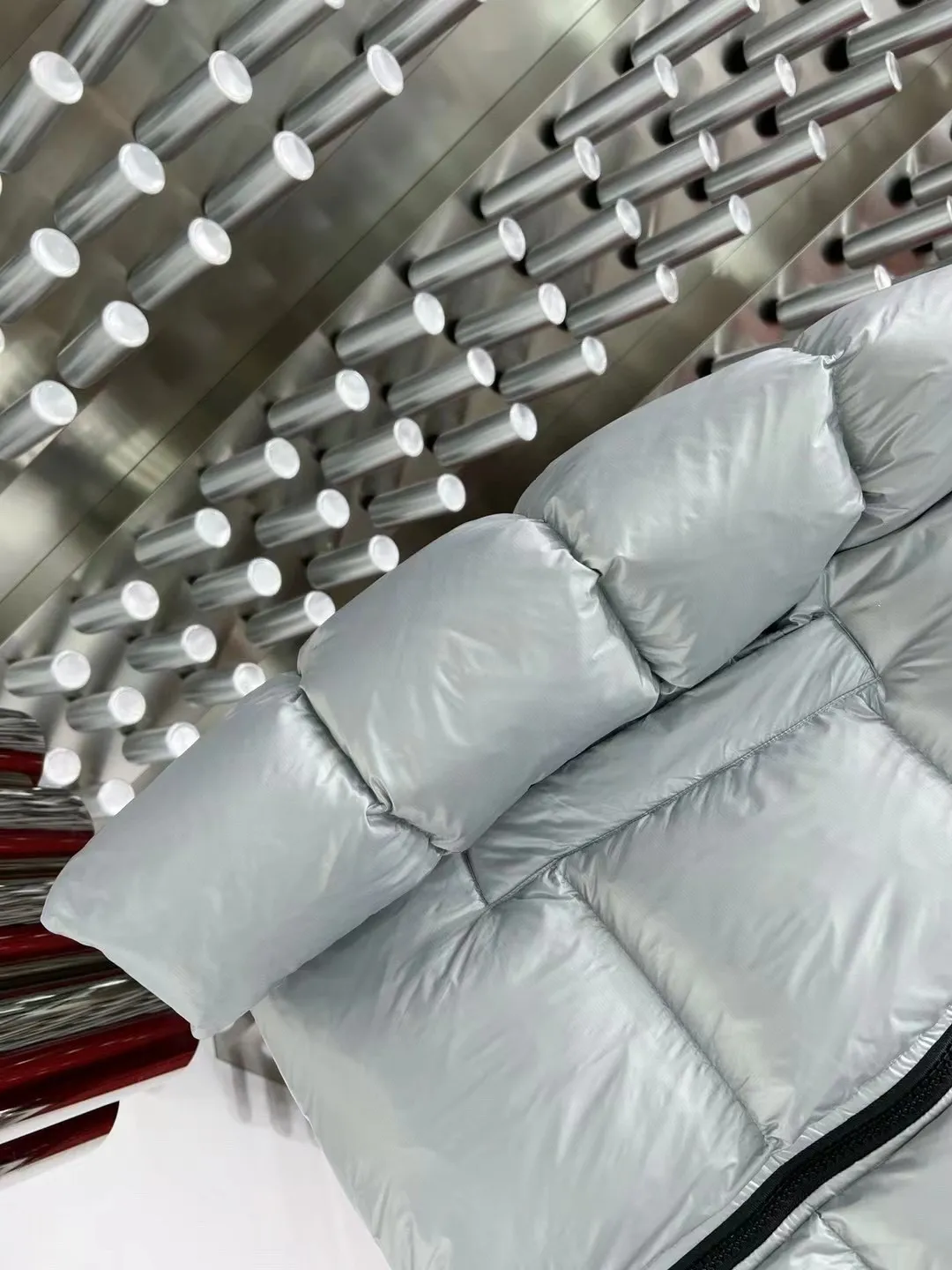 P780 Canada Goose/Canada Goose 2022 limited new Crofton puff down jacket top version (exclusive to the entire network)‼ ️ ‼ ️Top version, ceiling level‼ ️ Crofton soft bread, the latest style in 2022, with cold protection effect up to level 4, made of recycled Feather-Light tear-resistant fabric, ultra-light, and no weight on the upper body at all! The unique black label highlights your temperament‼ ️ Canada Goose, a Canadian brand, has always been recognized as the warmest down jacket. Various Instagram celebrities, Internet celebrities, and celebrities often wear it for street photos. I do Canada Goose every year, but I still can’t get rid of my love for the geese. No matter how cold the weather is, there is no need to be afraid, because there are geese! Filled with 90% white duck down, Canada Goose is the legendary warmest down jacket and is known as a must-have for Arctic outdoor sports! The most popular down jacket in the world, celebrities are rushing to buy it, it is a must-have!   Same style for men and women Size: S~XXL Ready in stock